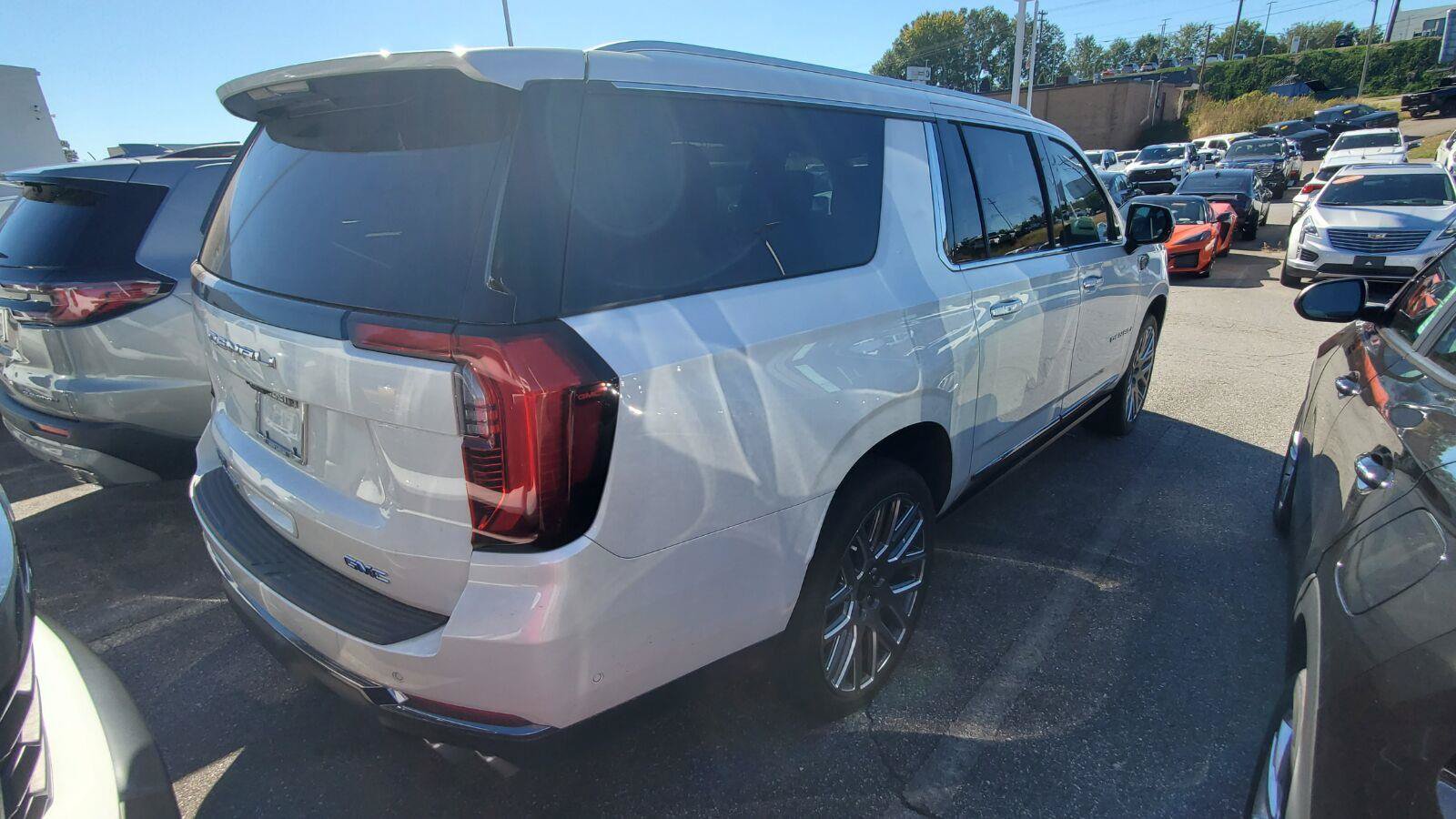 Used 2025 GMC Yukon XL Denali Ultimate w/ LPO, Floor Liner Package AWD/4WD image 10