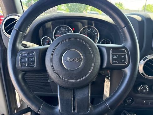 Used 2017 Jeep Wrangler Rubicon w/ Power Convenience Group AWD/4WD image 14
