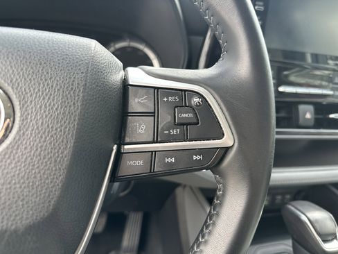 Used 2022 Toyota Highlander LE image 19