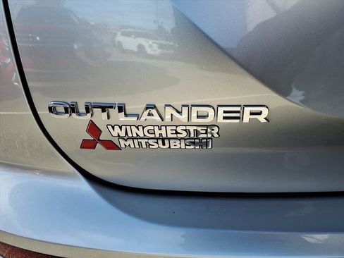 New 2025 Mitsubishi Outlander SE image 9