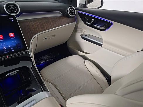 Used 2025 Mercedes-Benz GLC 300 4MATIC image 23