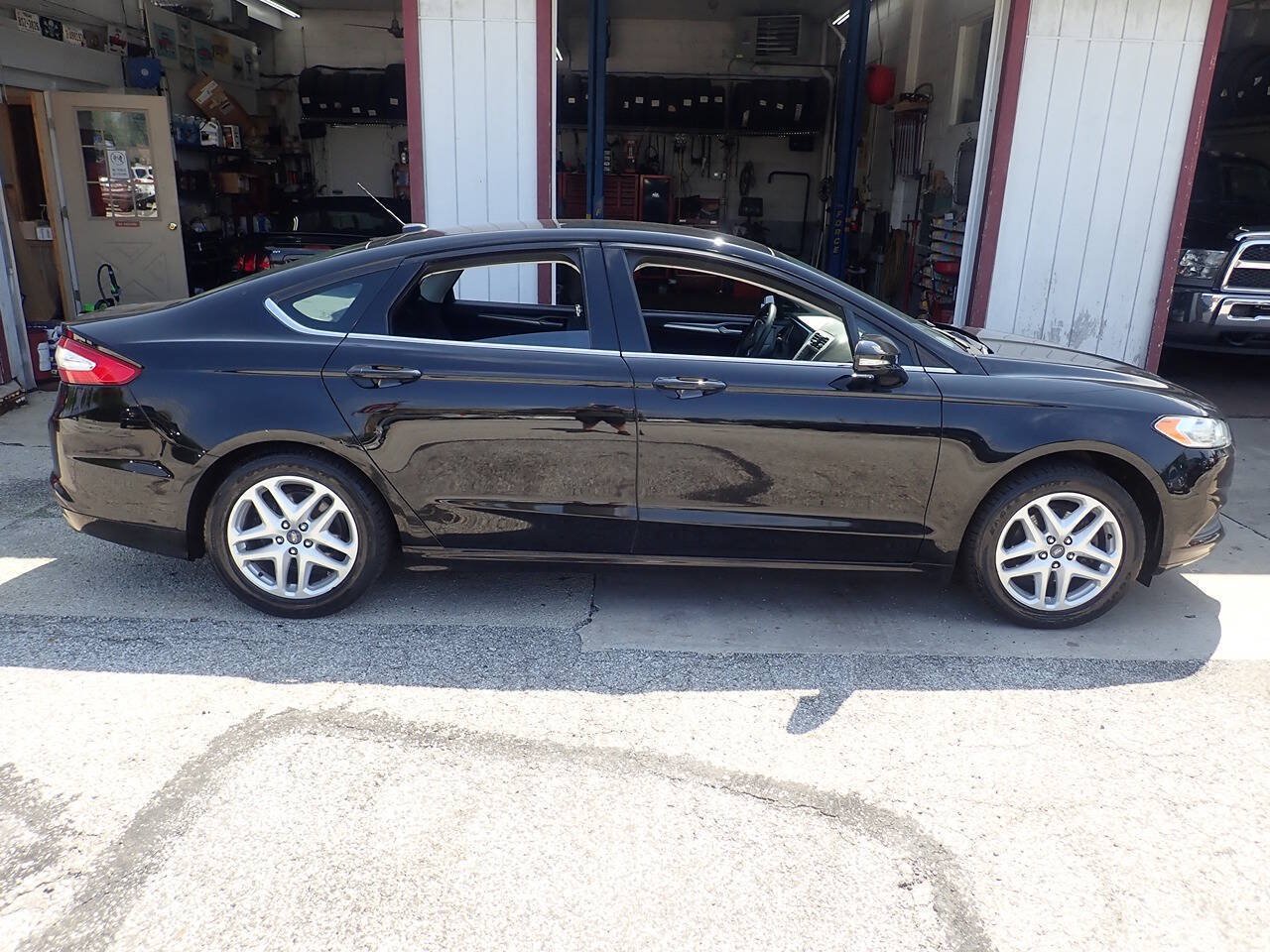 Used 2016 Ford Fusion SE FWD image 21