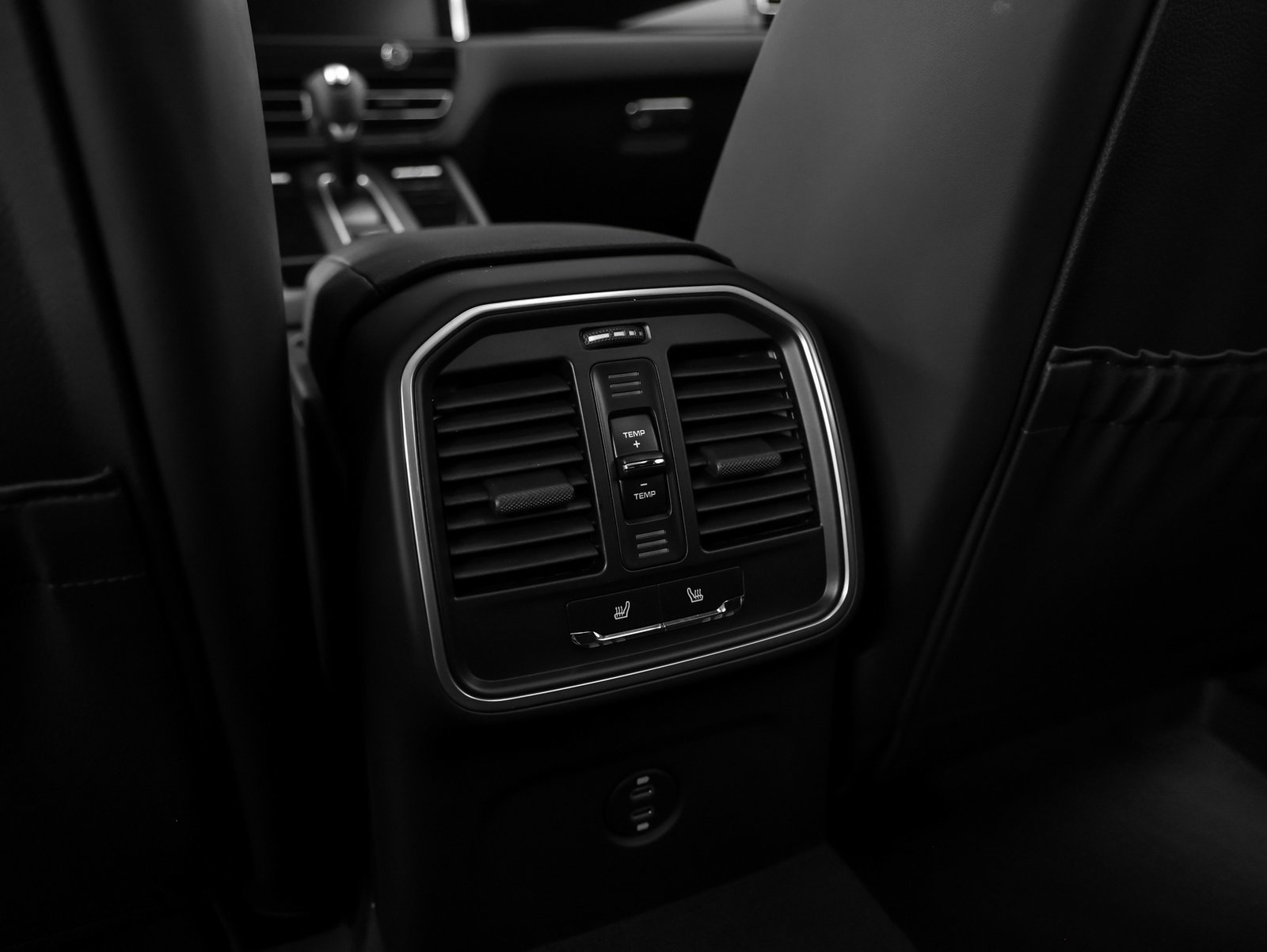 Certified 2025 Porsche Macan AWD/4WD image 39