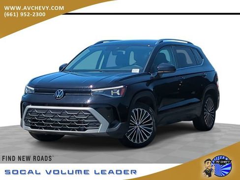 Used 2025 Volkswagen Taos SE FWD image 1
