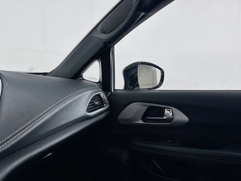 Used 2024 Chrysler Pacifica Limited FWD image 38