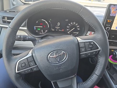 Used 2025 Toyota Sienna XLE w/ XLE Plus Package AWD/4WD image 4