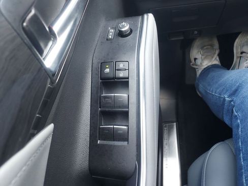 Used 2025 Toyota Highlander Platinum AWD/4WD image 28
