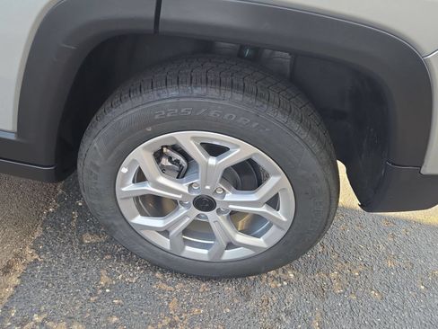Used 2025 Jeep Compass Latitude AWD/4WD image 19