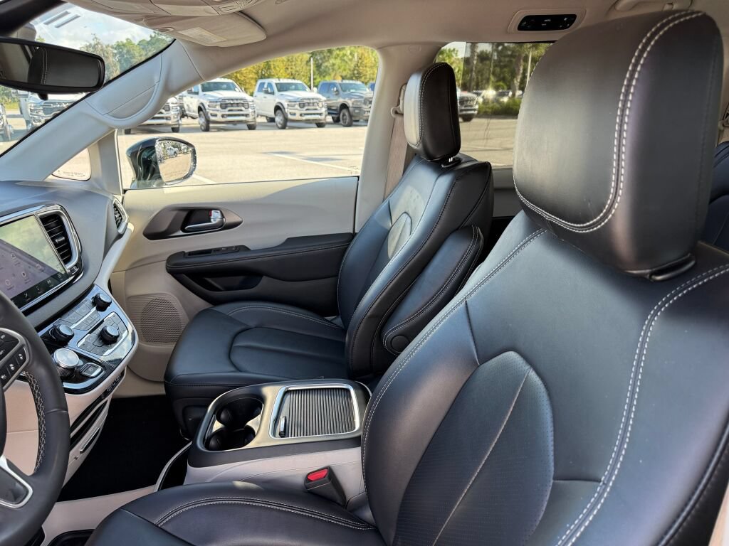 Used 2024 Chrysler Pacifica Touring-L FWD image 24