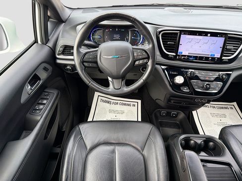 Used 2021 Chrysler Pacifica Touring-L w/ Uconnect Theater Family Group image 17