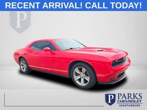 Used 2017 Dodge Challenger SXT RWD image 1