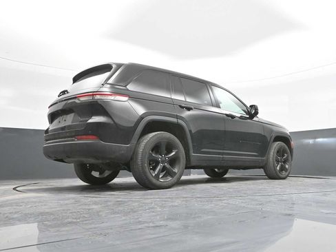 Used 2023 Jeep Grand Cherokee Limited w/ Black Appearance Package image 41