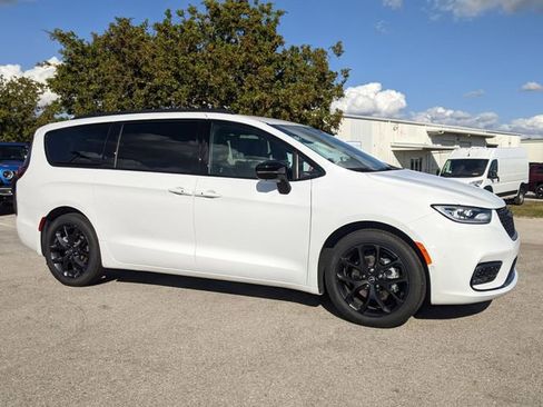 New 2026 Chrysler Pacifica Select FWD image 1