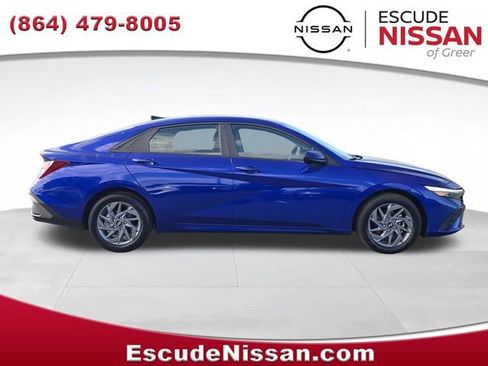 Used 2024 Hyundai Elantra SEL image 2