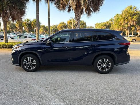 Used 2021 Toyota Highlander XLE FWD image 2