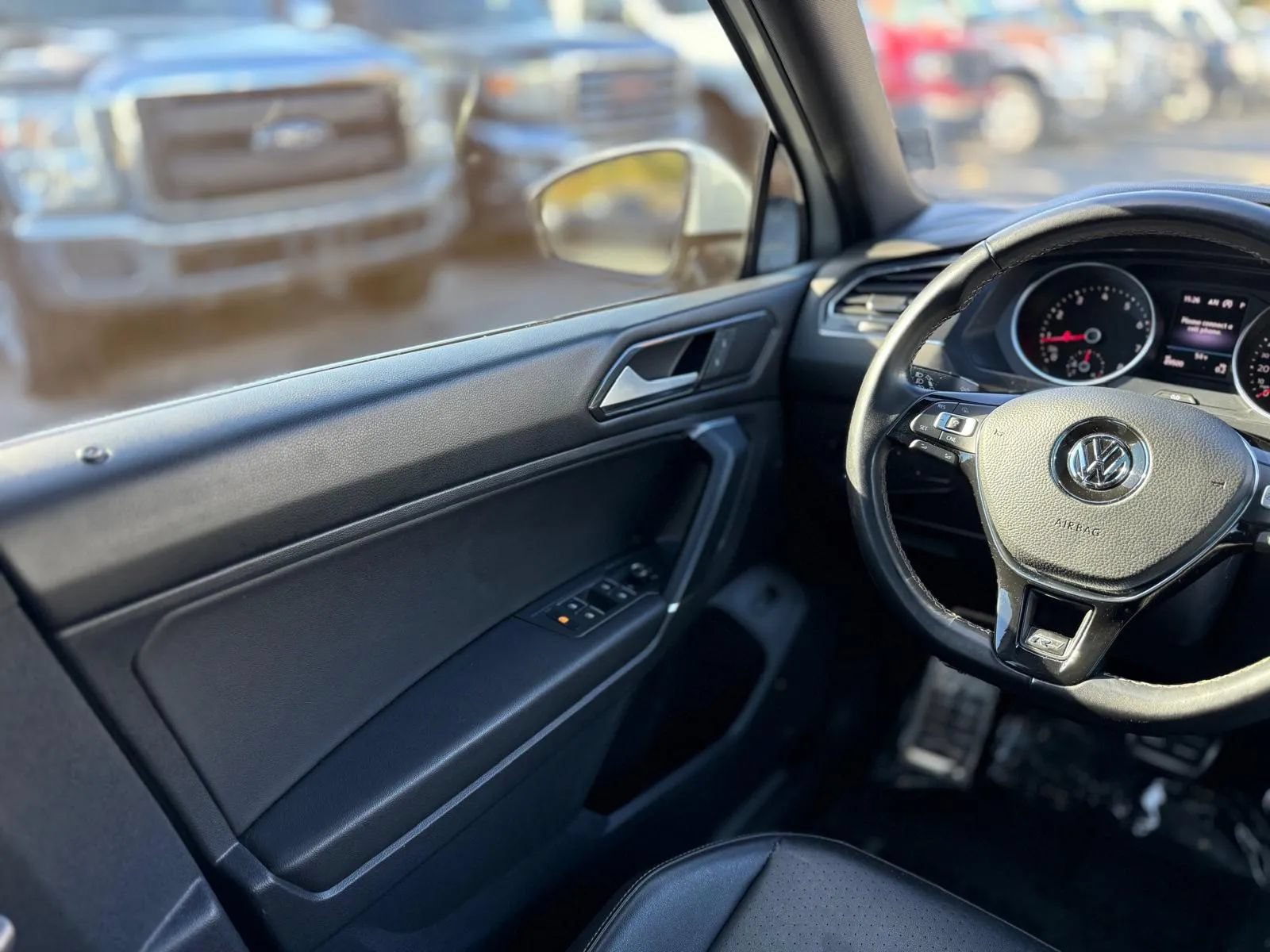 Used 2018 Volkswagen Tiguan SEL w/ R-Line Package AWD/4WD image 28