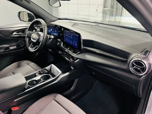 Used 2026 Chevrolet Equinox LT FWD image 32