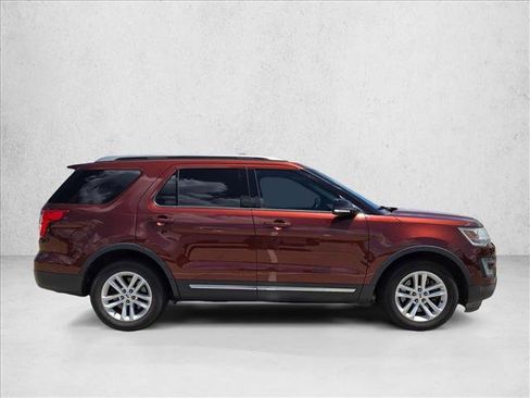 Used 2016 Ford Explorer XLT w/ Equipment Group 202A FWD image 4