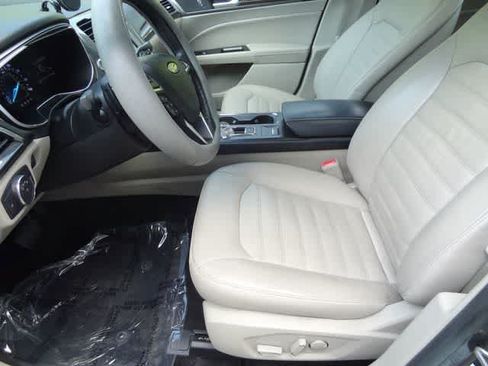 Used 2018 Ford Fusion SE w/ Fusion SE Technology Package FWD image 6