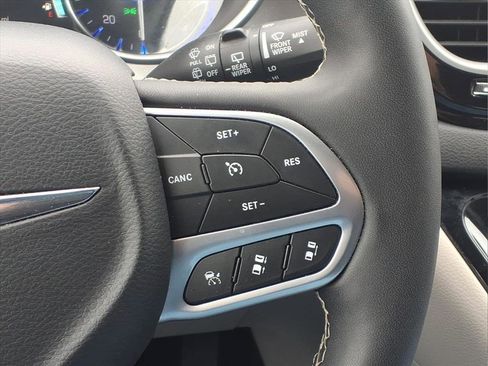 Used 2024 Chrysler Pacifica Touring-L image 26