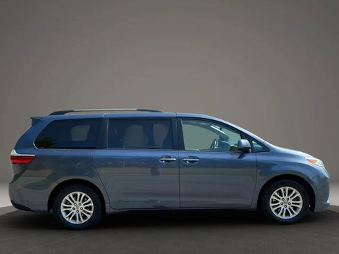 Used 2016 Toyota Sienna XLE Premium FWD image 8