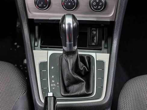 Used 2016 Volkswagen Golf SE image 12