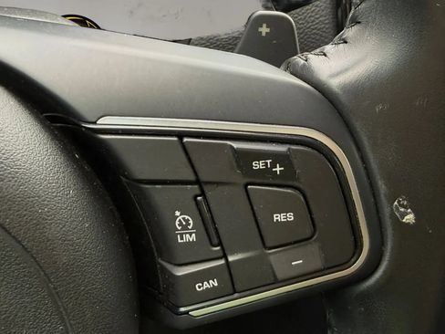 Used 2018 Jaguar XE Premium RWD image 33