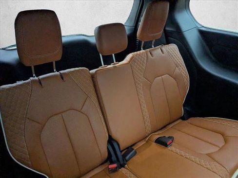 Used 2025 Chrysler Pacifica Pinnacle image 22