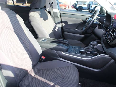 Used 2024 Toyota Highlander LE AWD/4WD image 27