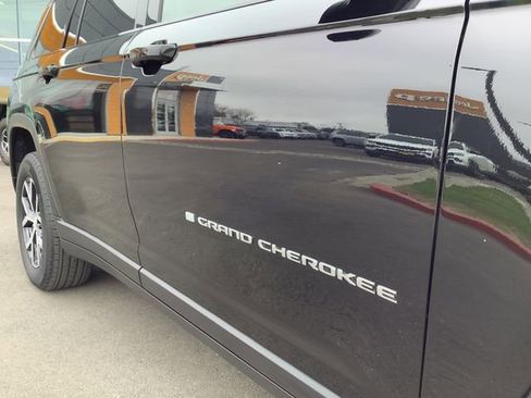 Used 2024 Jeep Grand Cherokee L Limited w/ Luxury Tech Group II image 47