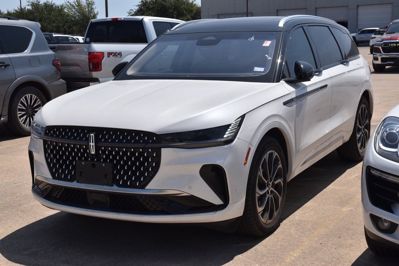 Certified 2024 Lincoln Nautilus Reserve w/ Equipment Group 202A AWD/4WD image 2