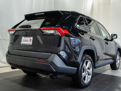 Used 2021 Toyota RAV4 XLE Premium image 4