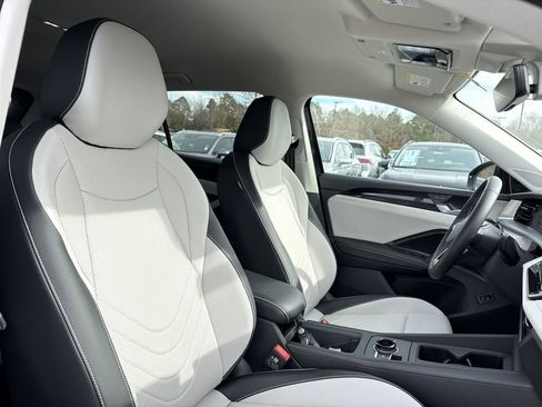 New 2026 Volkswagen Tiguan SE FWD image 19