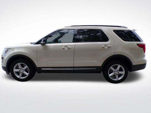 Used 2018 Ford Explorer XLT w/ Equipment Group 202A FWD image 2