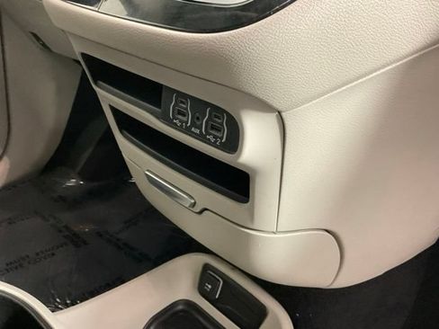 Used 2023 Chrysler Pacifica Touring-L FWD image 22