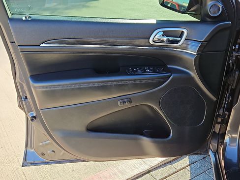 Used 2019 Jeep Grand Cherokee Limited image 13