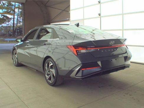 Used 2025 Hyundai Elantra SEL FWD image 4