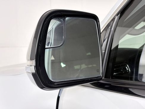 Used 2024 Jeep Wagoneer L Series II RWD image 16