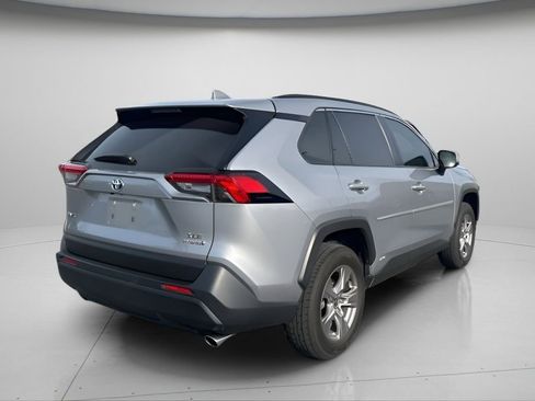 Used 2022 Toyota RAV4 XLE w/ Convenience Package image 4