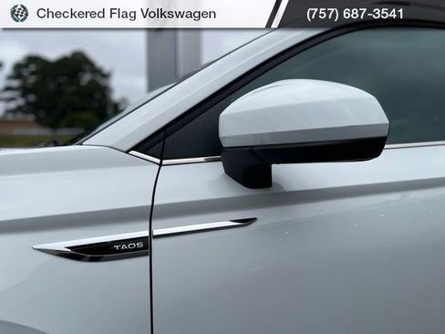 Used 2023 Volkswagen Taos SE AWD/4WD image 2