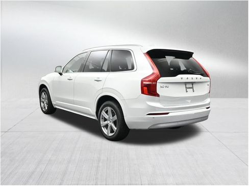 Used 2022 Volvo XC90 T5 Momentum FWD image 3