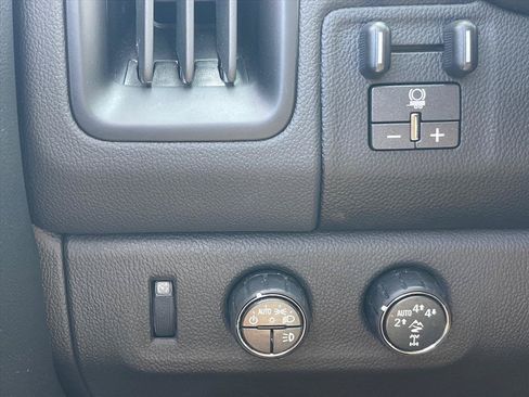 Used 2022 Chevrolet Colorado ZR2 w/ ZR2 Midnight Special Edition AWD/4WD image 19