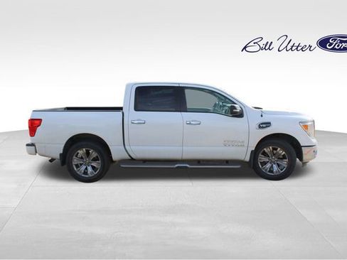 Used 2017 Nissan Titan SV image 4