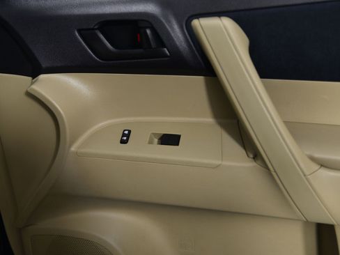 Used 2012 Toyota Highlander FWD image 19