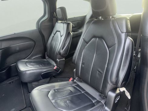 Used 2020 Chrysler Pacifica Touring-L image 13