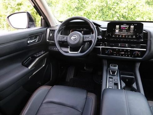 Certified 2025 Nissan Pathfinder Platinum w/ Cargo Package FWD image 27