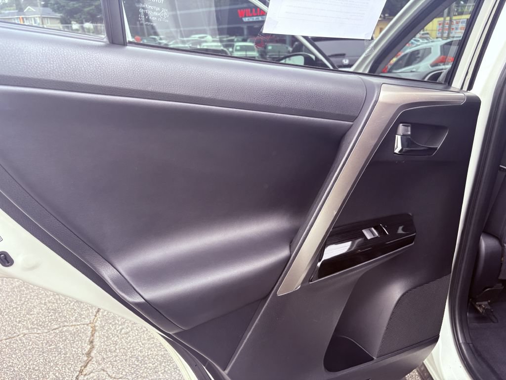Used 2018 Toyota RAV4 Limited FWD image 12