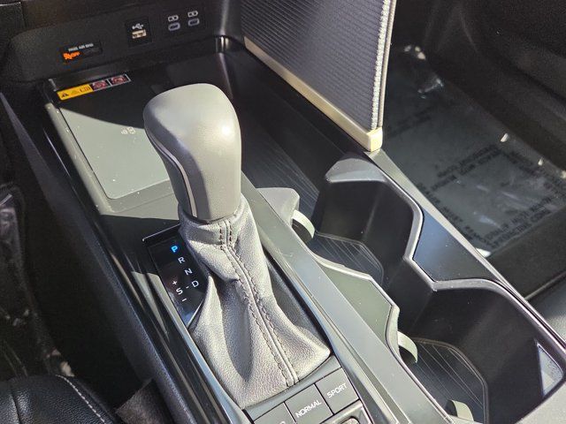 Used 2025 Toyota Camry SE FWD image 11