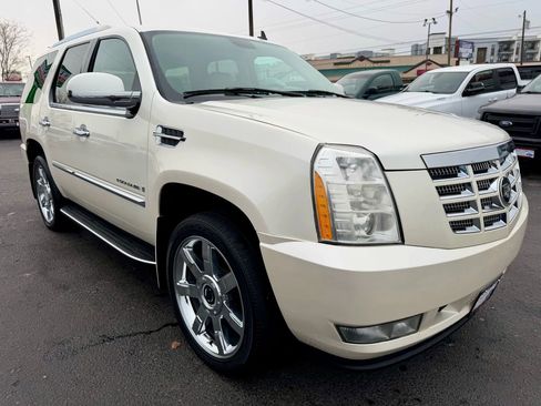 Used 2007 Cadillac Escalade Luxury w/ Information Package image 8