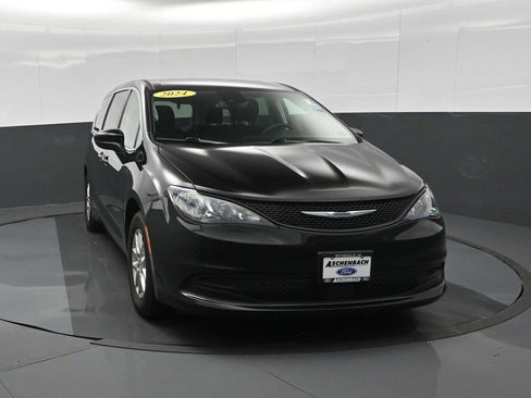 Used 2024 Chrysler Voyager LX FWD image 3